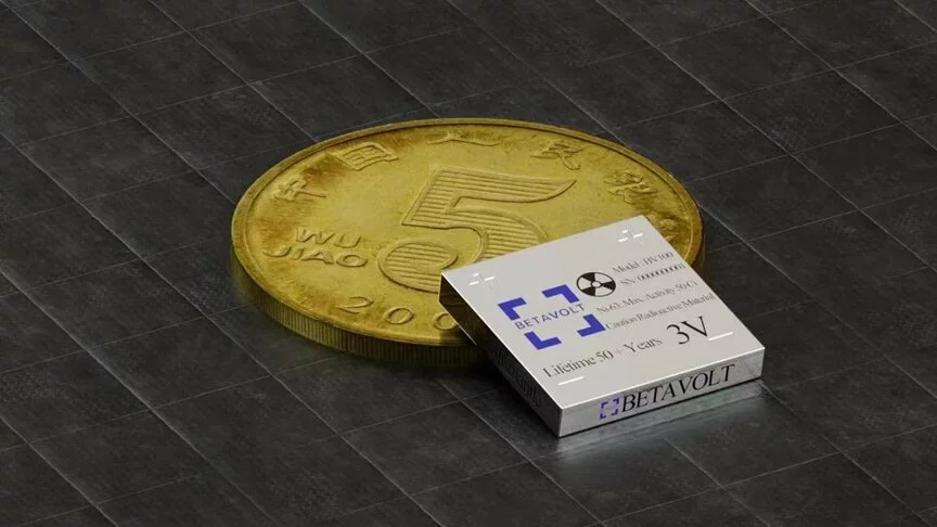 Ядерная мини-батарейка от стартапа Betavolt, которая меньше монеты. Фото: Betavolt