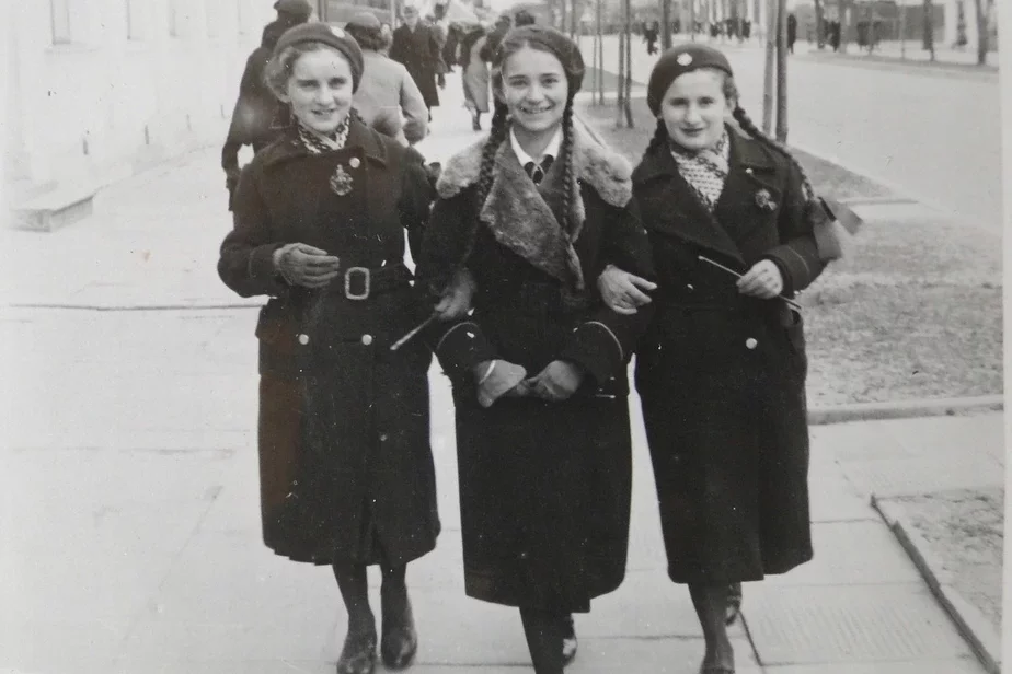 Дзяўчаты на вуліцах Брэста 1937 год Девушки на улицах Бреста, 1937 год. Girls on the streets of Brest, 1937