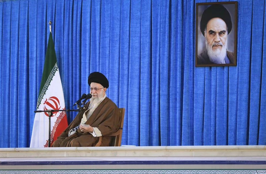 Вярхоўны лідар аятала Алі Хаменеі выступае падчас цырымоніі, прысвечанай гадавіне смерці лідара рэвалюцыі 1979 года аяталы Хамейні (на плакаце ўверсе справа) у яго маўзалеі недалёка ад Тэгерана. Фота: Office of the Iranian Supreme Leader via AP 